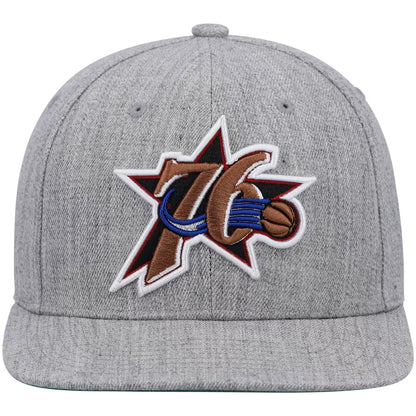 MITCHELL & NESS - Casquette NBA Philadelphia 76ers Hardwood Classics Snapback – Gris Chiné