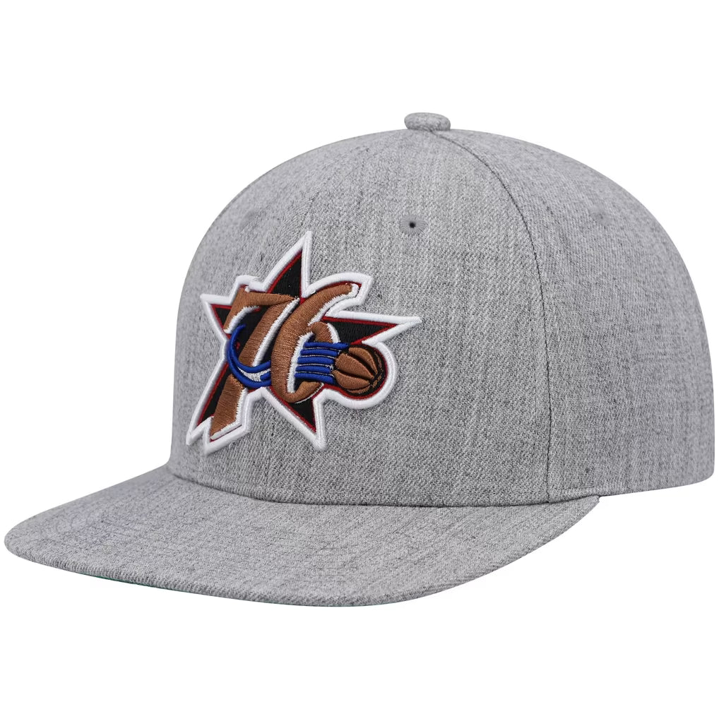 MITCHELL & NESS - Casquette NBA Philadelphia 76ers Hardwood Classics Snapback – Gris Chiné
