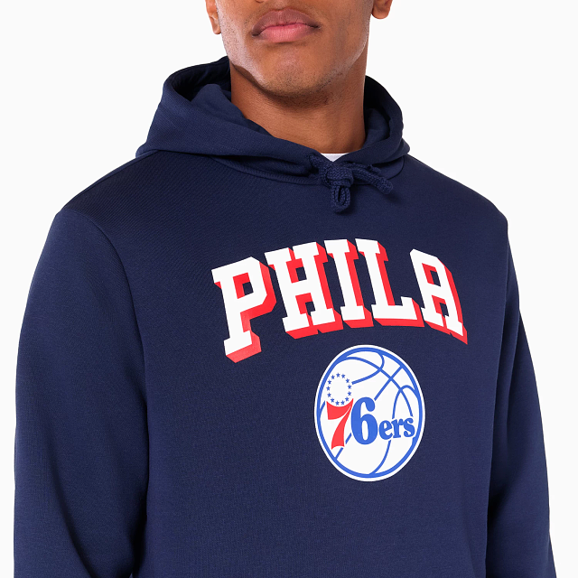 NEW ERA – Sweat à Capuche Philadelphia 76ers NBA Bleu Marine – Référence 60505449