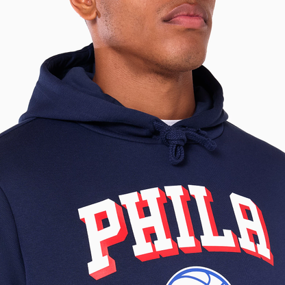 NEW ERA – Sweat à Capuche Philadelphia 76ers NBA Bleu Marine – Référence 60505449