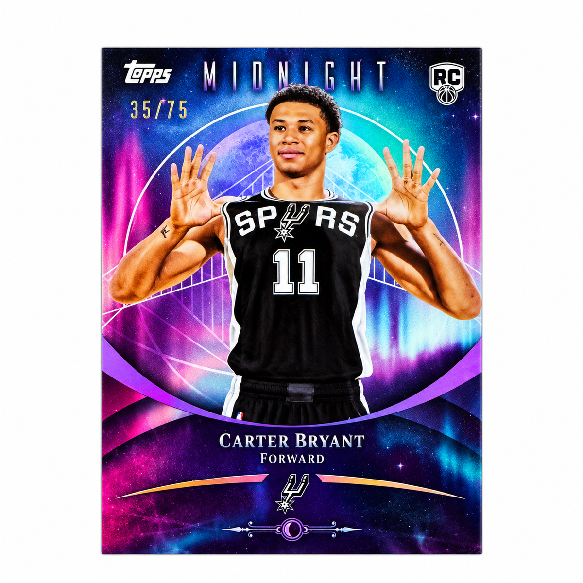 TOPPS - Carte Carter Bryant RC Purple /75 – Topps Midnight 2025-26 – San Antonio Spurs